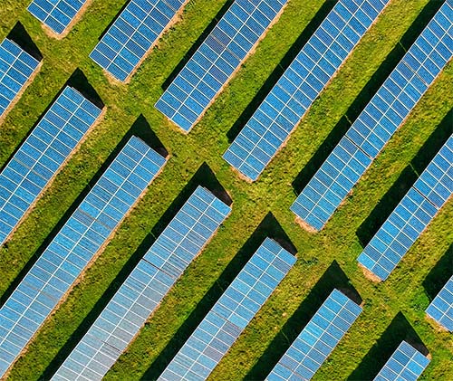 Miljø, solcellepanel for produksjon av kunstgress